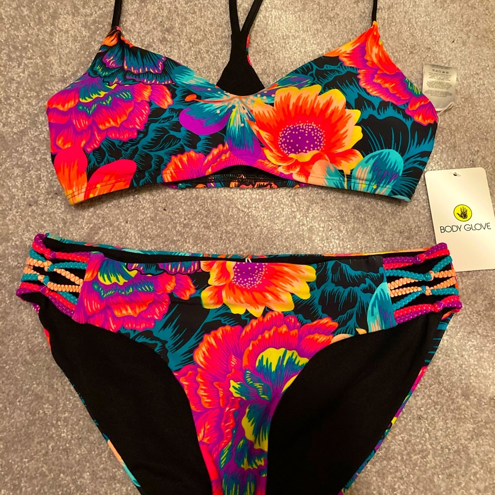 ✨NEW WITH TAGS Body Glove Floral Bikini. Size M✨